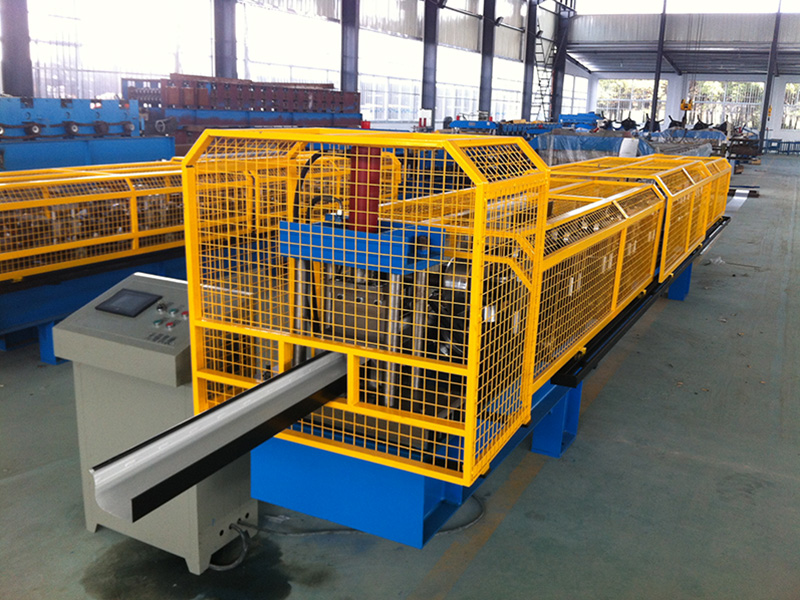 Gutter forming machine (1)