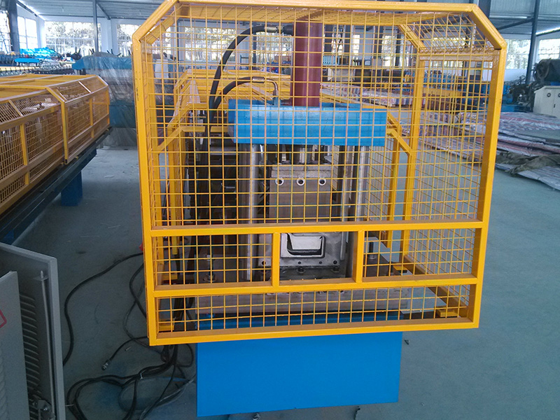 Gutter forming machine (4)